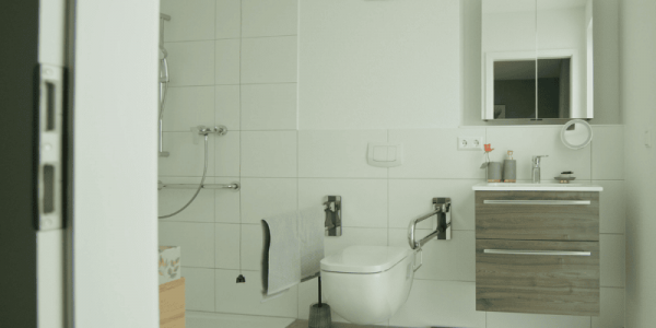 Rénover sa salle de bain pour une personne à mobilité réduite : ce que personne ne vous dit avant de commencer