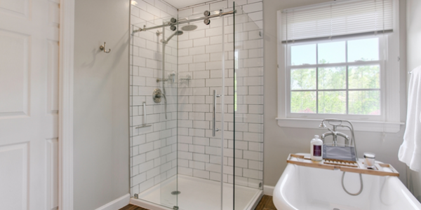 Remplacer une baignoire par une douche : étapes techniques et pièges à éviter