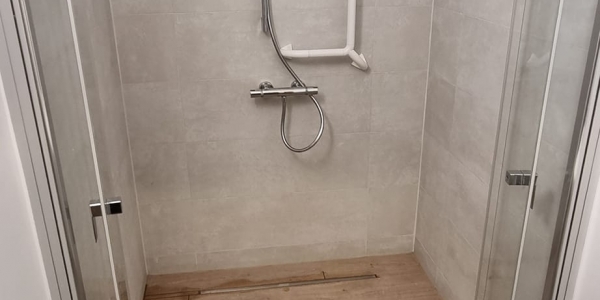 Aménagement d'une salle de douche pour PMR